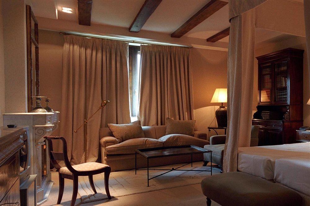 Landa Hotel Burgo Cameră foto A room at the Hotel de la Villa d'Este