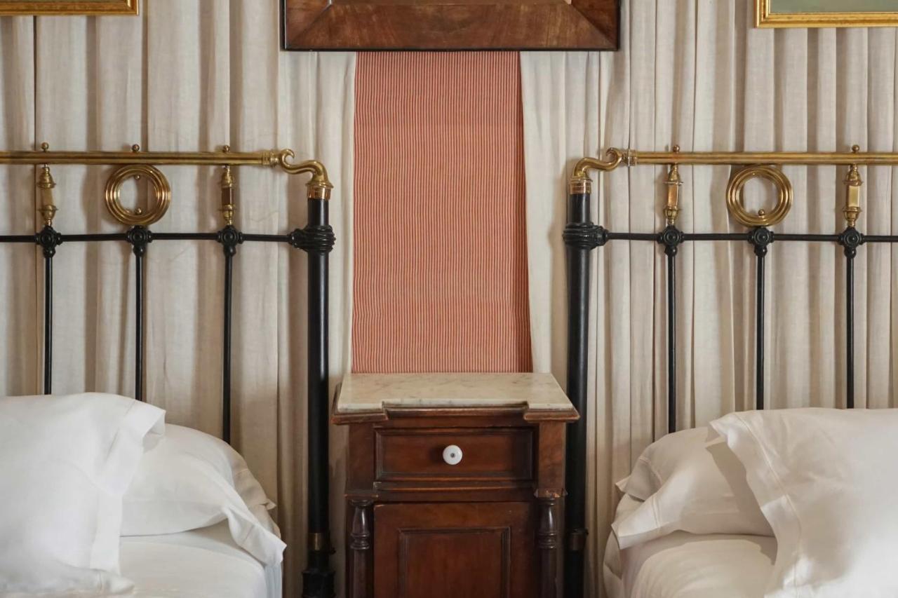 Landa Hotel Burgo Exterior foto A nightstand