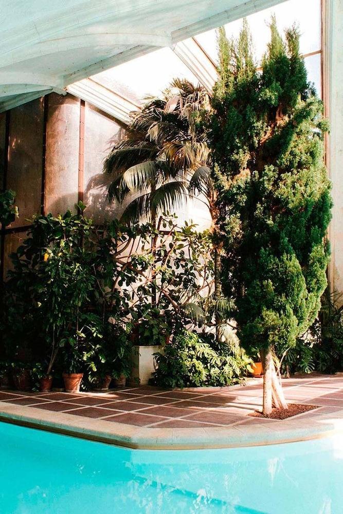 Landa Hotel Burgo Exterior foto The sculpture in 2018