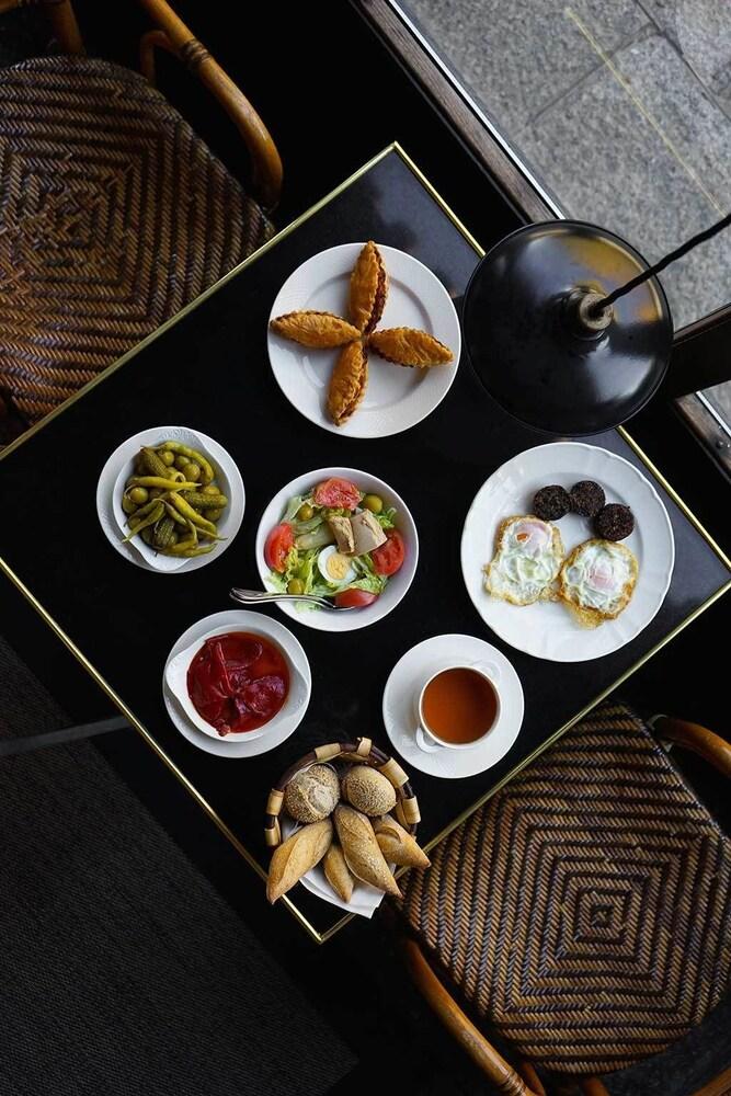 Landa Hotel Burgo Exterior foto A traditional Turkish breakfast