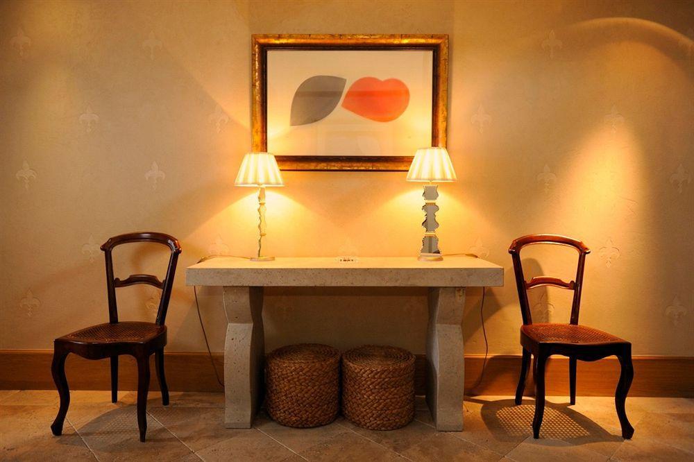Landa Hotel Burgo Exterior foto A table and chairs