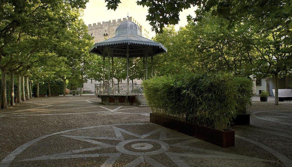Landa Hotel Burgo Exterior foto The bandstand in the centre of the square