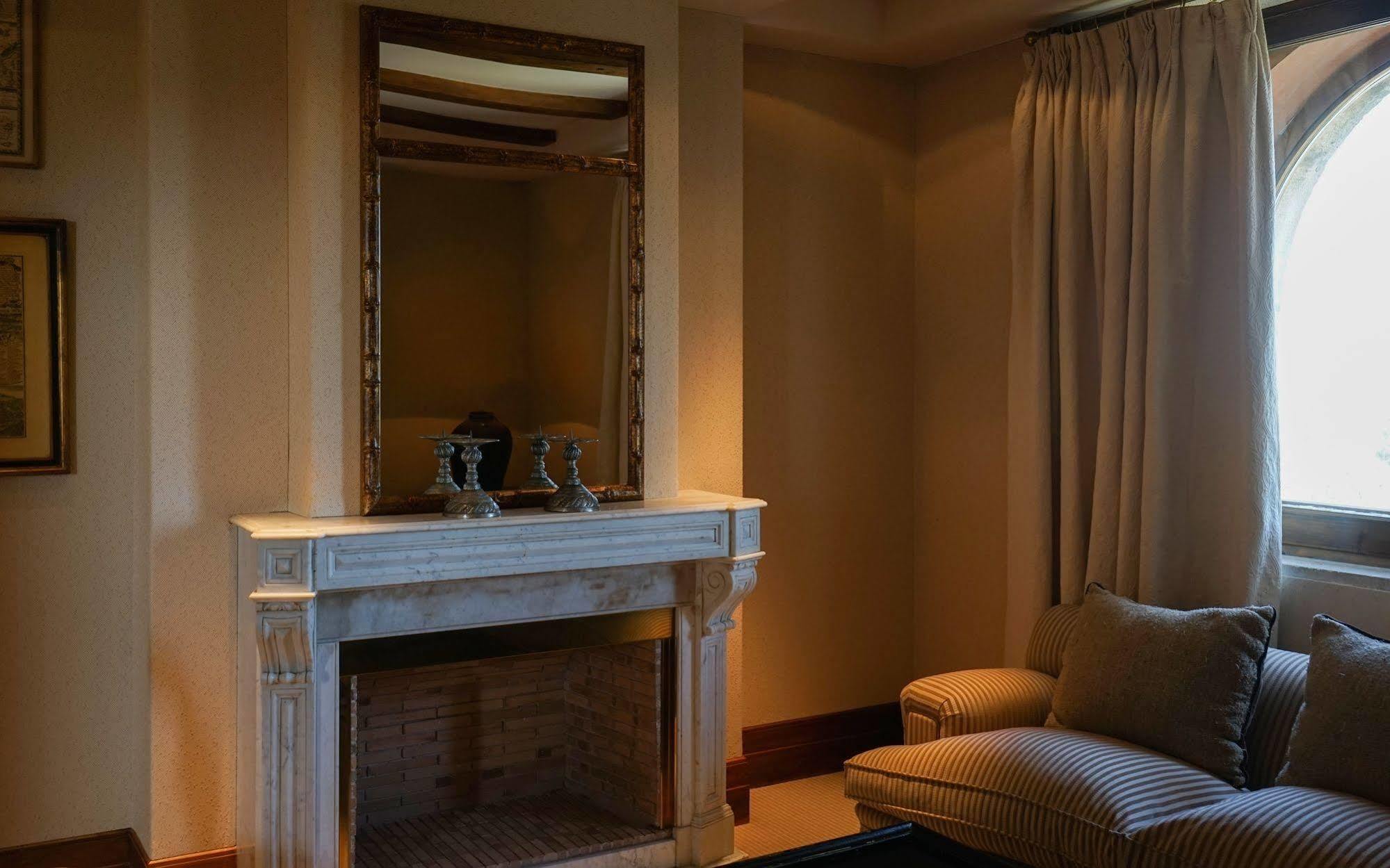 Landa Hotel Burgo Exterior foto A fireplace in a hotel room